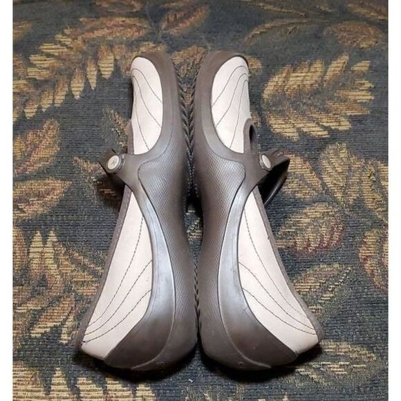 CROCS Wrapped Brown Tan Suede Mary Jane Shoes- Size 10 - Picture 2 of 6